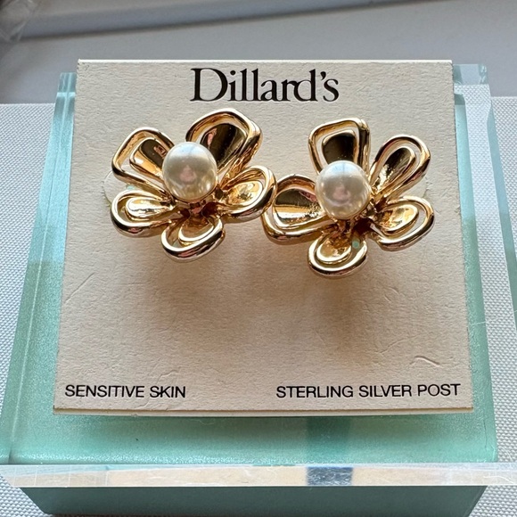 Dillard’s Pearl & Gold Tone Flower Blossom Earrings Sensitive Ears NWT - Picture 5 of 6